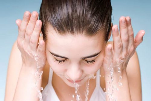 rửa mặt đúng cách là cách trị da mặt khô sần hiệu quả