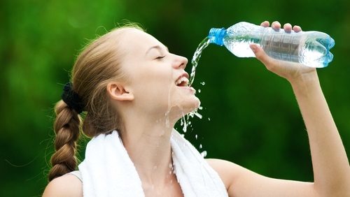 uống nước là loại kem dưỡng da mùa đông hiệu quả nhất