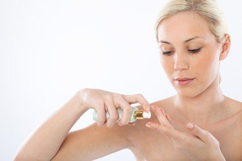 Sử dụng serum giúp dưỡng trắng da sau mụn hiệu quả