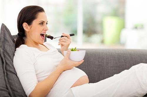 Mẹ cần chú trọng cách chăm sóc da khi mang thai từ chế độ ăn uống