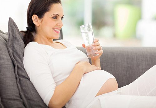 Mẹ bầu uống đủ nước để hạn chế nổi mụn khi mang thai