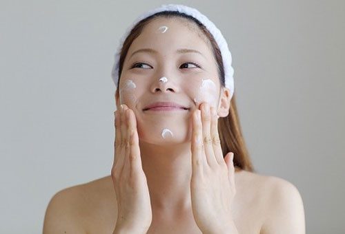 Dùng kem dưỡng ẩm khắc phục da mặt bị khô sần và ngứa