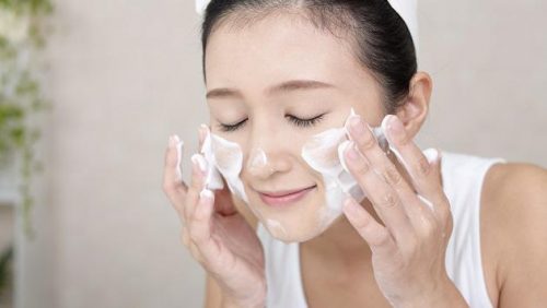 Cách chăm sóc da mặt khô không nên dùng sữa rửa mặt hạt to