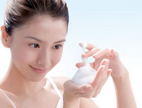Làm sạch da là cách trị da mặt khô sần hữu hiệu